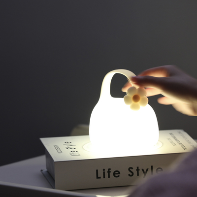 Logo tùy chỉnh Động tác điều khiển cảm ứng cầm tay LED Đèn đêm Thiết kế mới quà sinh nhật Phòng ngủ Silicone khí quyển USB sạc lại