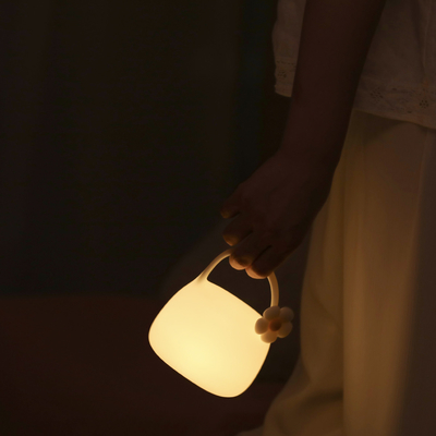 Đèn bàn LED màu trắng ấm áp cho phòng ngủ