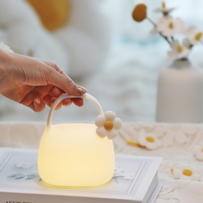 Logo tùy chỉnh Động tác điều khiển cảm ứng cầm tay LED Đèn đêm Thiết kế mới quà sinh nhật Phòng ngủ Silicone khí quyển USB sạc lại