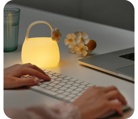 Đèn bàn LED màu trắng ấm áp cho phòng ngủ