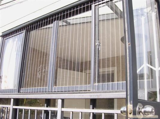 Kích thước nhôm 6m Bộ dây lưới tản nhiệt vô hình cố định Độ dày 2.0mm Lưới bảo vệ chắc chắn cho ban công và cửa ra vào Windows